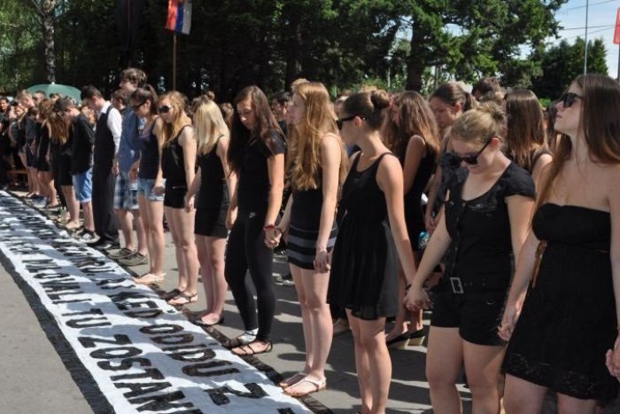 Ilustračný obrázok k článku Na gymnáziu sa rozlúčili so zosnulými dievčatami: Spolužiaci dojali veľkým transparentom
