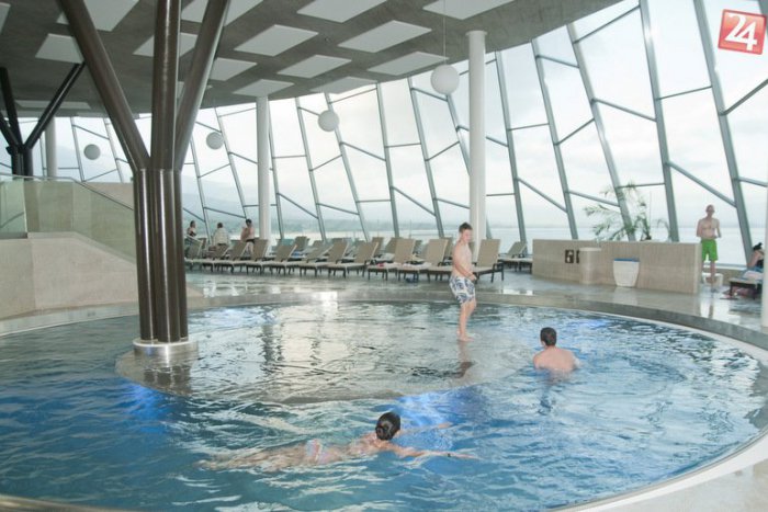 Ilustračný obrázok k článku Prvé kúpanie v akvaparku si nenechali ujsť stovky ľudí: Takto to na mieste vyzeralo!