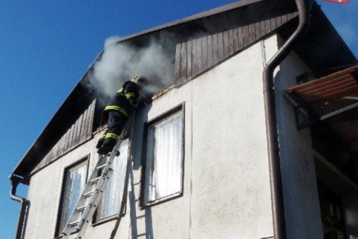Ilustračný obrázok k článku Požiar rodinného domu: Oheň narobil riadnu škodu na jeho podkroví!