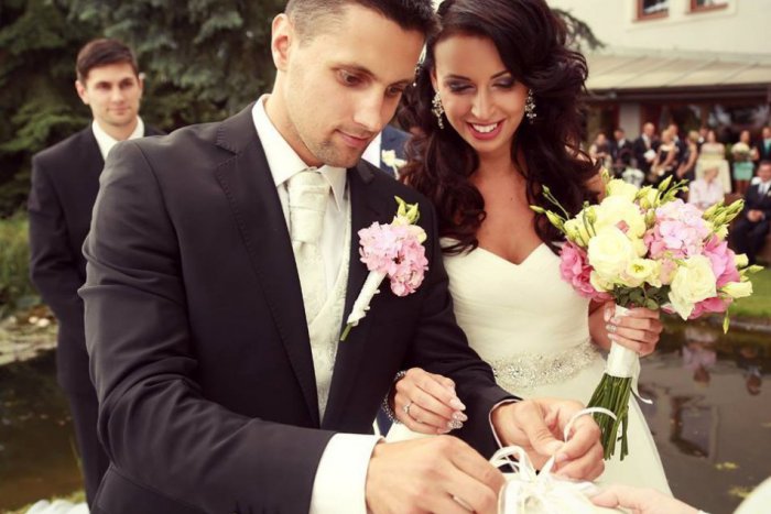 Ilustračný obrázok k článku Veľký životný krok: Hokejista Lukáš Jurík (32) sa oženil so svojou láskou Simonou