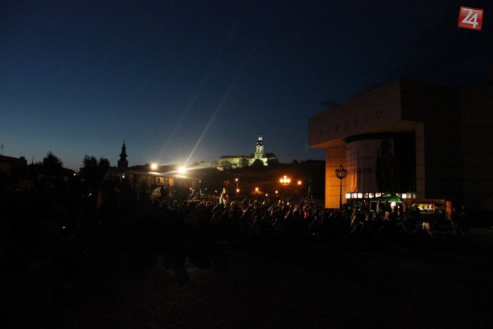 Ilustračný obrázok k článku Filmové večery na námestí v Nitre aj toto leto: PROGRAM obľúbeného kinematografu