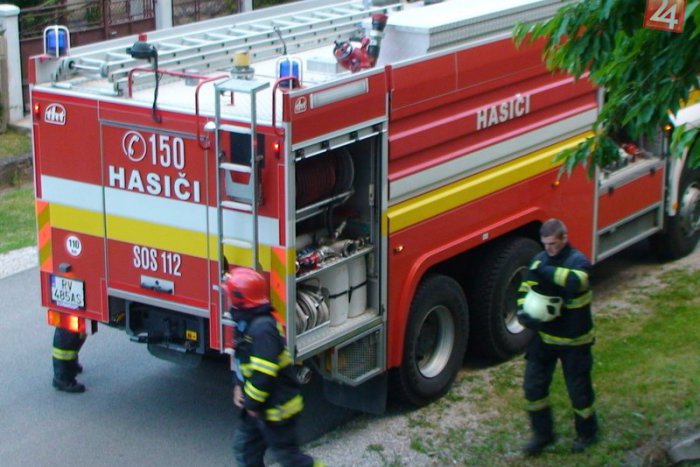 Ilustračný obrázok k článku Na sídlisku horeli smetiaky, utrpeli aj autá: Podozrivých prenasledoval policajt mimo služby!