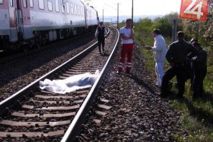 Ilustračný obrázok k článku Tragédia na železnici v Palúdzke: Mladíka (†26) zrazil vlak, zraneniam podľahol
