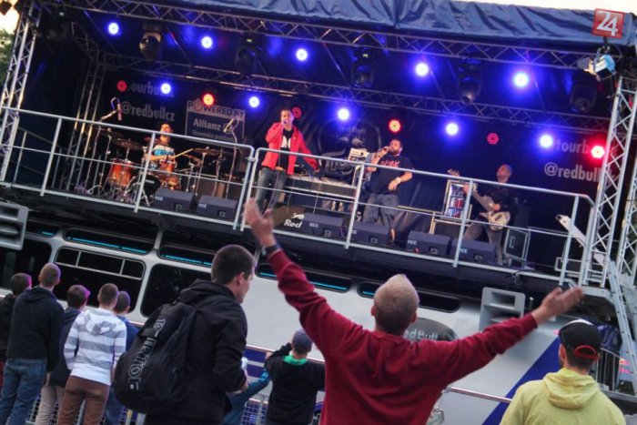 Ilustračný obrázok k článku Nitra si užila párty na parkovisku: Hudobníci sa predstavili na streche autobusu!