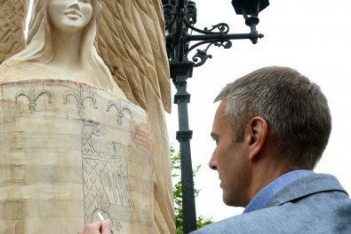 Ilustračný obrázok k článku Pápež dostal unikátny dar: Takmer 3-metrový anjel drží v rukách erb Košíc!