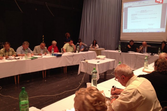 Ilustračný obrázok k článku Poslanci sa v Moravciach zídu dva dni pred voľbami: Na pretrase budú Záhradnícke služby i zimný štadión!