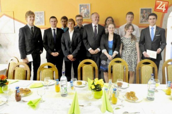Ilustračný obrázok k článku Prezident vyrazil medzi študentov: Najlepších gymnazistov pozval do cukrárne!
