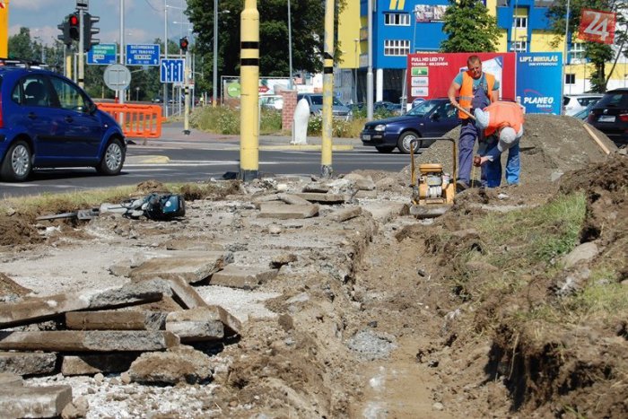 Ilustračný obrázok k článku Dopravné obmedzenia na hlavnom ťahu: Obnovia celú dĺžku chodníka na Garbiarskej