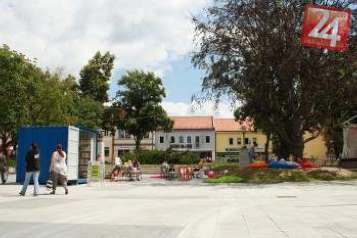 Ilustračný obrázok k článku Po roku sa na Námestie slobody vráti letná čitáreň: Bude zariadená v štýle obývačky