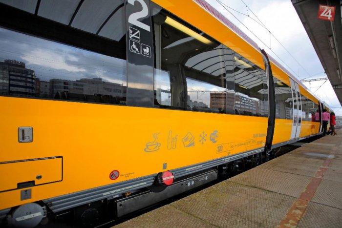 Ilustračný obrázok k článku Cez L. Mikuláš začnú jazdiť žlté vlaky: Pozrite, aké vybavenie čaká na pasažierov