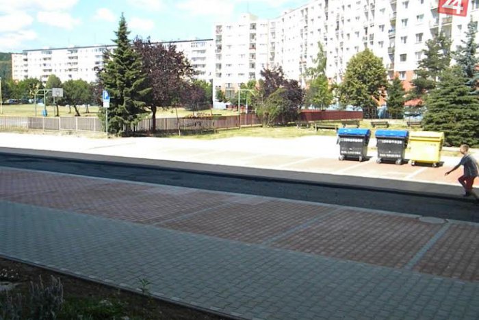 Ilustračný obrázok k článku Značne zničená ulica mení svoju tvár: Rekonštrukcia na sídlisku Západ v obrazoch