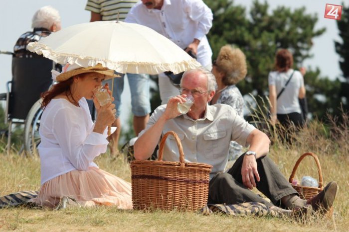 Ilustračný obrázok k článku Dobové kostýmy a dobrá nálada: Stovky ľudí na pikniku pri Dražovskom kostolíku