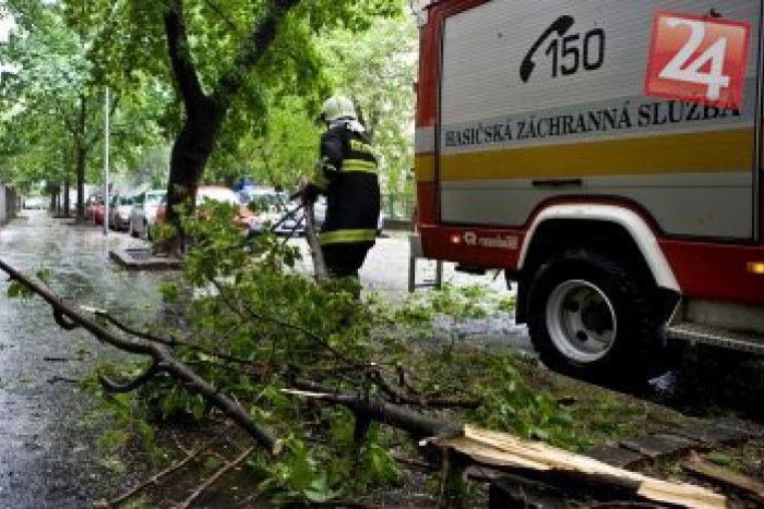 Ilustračný obrázok k článku Zúrenie búrky v Prešove: V meste padali stromy, jeden sa zrútil aj na trolejbusové vedenie!