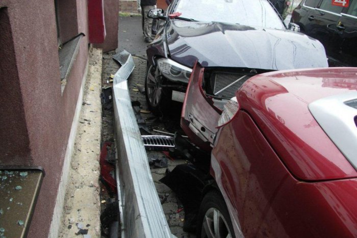 Ilustračný obrázok k článku Výbuch vo Zvolene: Trhavina bolo umiestnená na parkovacej ploche, poškodilo 3 autá
