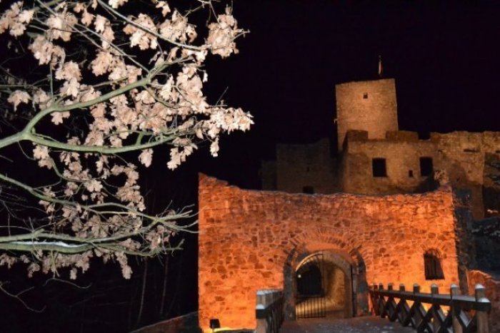 Ilustračný obrázok k článku Nočné prehliadky hradu Strečno v novom duchu: Pozrite si program, je naozaj pestrý