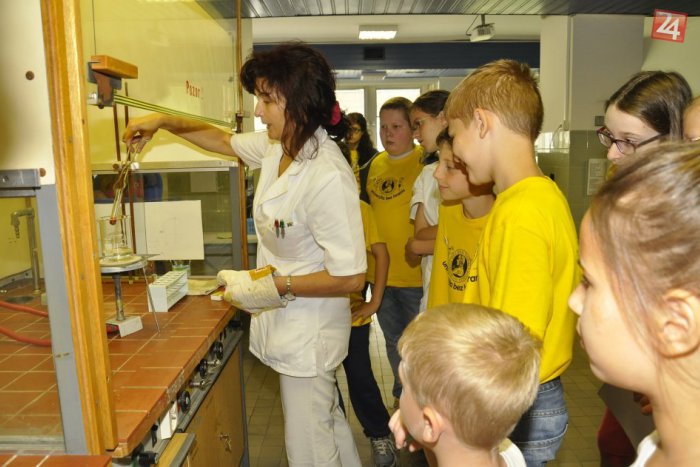 Ilustračný obrázok k článku Do lavíc Lekárskej fakulty UPJŠ zasadli deti: Dozvedeli sa, koľko kociek cukru obsahuje liter koly