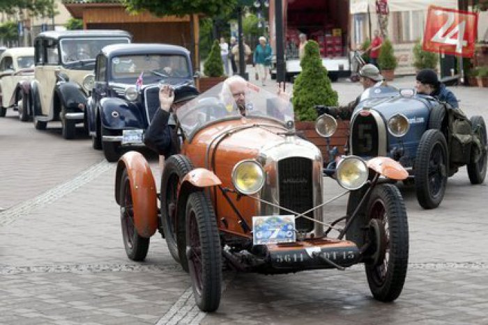 Ilustračný obrázok k článku Fanúšikovia historických áut si prídu na svoje: Nádherné retro na cestách Zemplína!