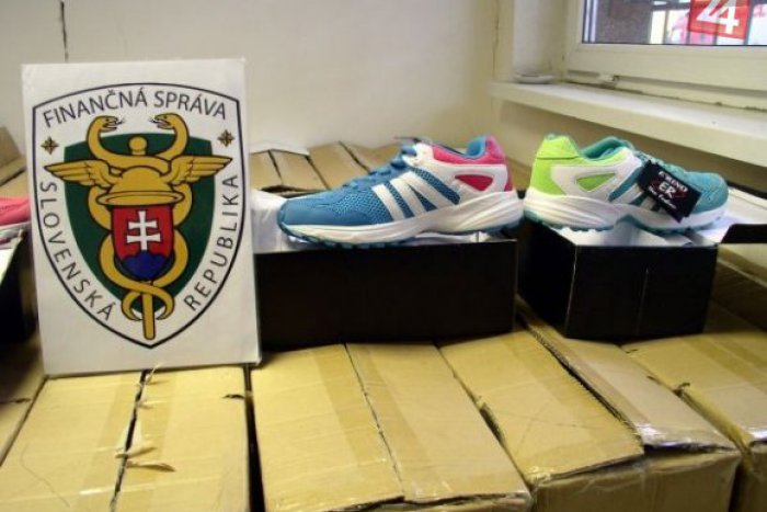 Ilustračný obrázok k článku Colníci odhalili nezákonný dovoz tovaru: Dámsku obuv i textilné výrobky