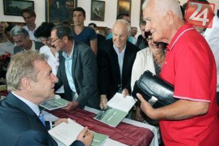 Ilustračný obrázok k článku O futbalovej legende i spomienkach: Na Bojnickom zámku krstili knihu o Lacovi Petrášovi