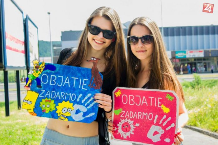 Ilustračný obrázok k článku Hug Day 2015 bude výnimočný: Mladí budú objímať nielen na Slovensku, ale po celom svete!