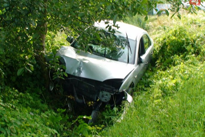 Ilustračný obrázok k článku Nehoda v Plešivci: Auto skončilo zdemolované v priekope a opreté o strom!