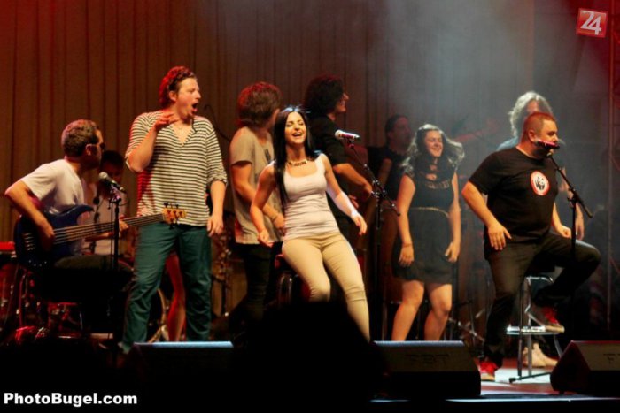 Ilustračný obrázok k článku Veľkolepé zavŕšenie mestských slávností: Desmod a hostia to roztočili na námestí!