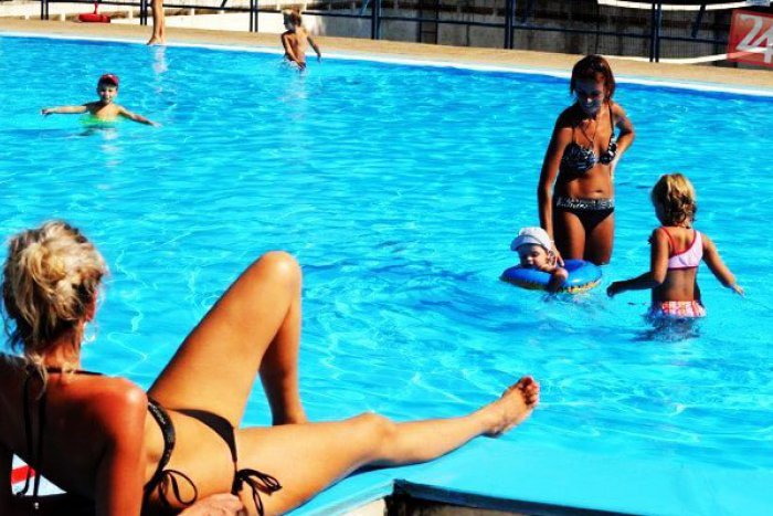 Ilustračný obrázok k článku Okradnúť vás môžu aj keď chytáte bronz: Aké skúsenosti majú Brezňania v našich bazénoch?