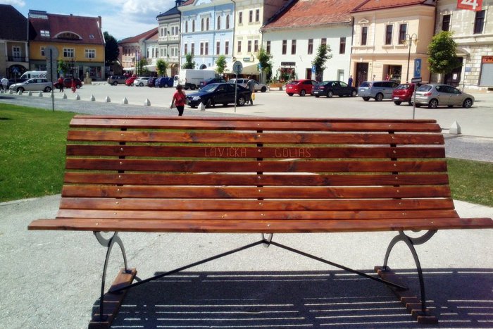 Ilustračný obrázok k článku Na námestí v Rožňave máme unikátnu lavičku: Pozrite, čím je taká zaujímavá!