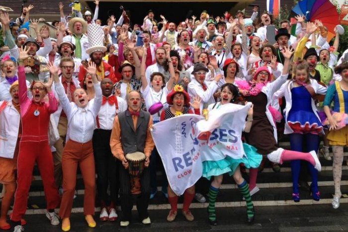 Ilustračný obrázok k článku Veľké stretnutie zdravotných klaunov: Takmer 200 účastníkov prinieslo radosť a smiech na Šíravu