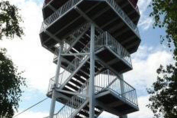 Ilustračný obrázok k článku Pokochajte sa na vrchu Hradová: Prvá rozhľadňa už síce nestojí, tá dnešná však láka aj zaľúbencov