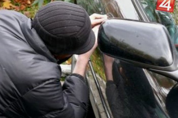 Ilustračný obrázok k článku Polícia radí vodičom: Auto nie je výklad, krádeží pred Vianocami pribúda
