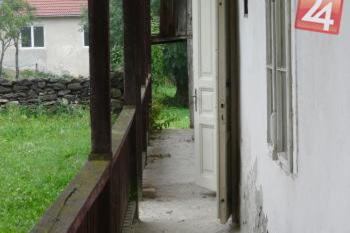 Ilustračný obrázok k článku Cez okno dovidela k Ťapákovcom: Rodný dom Timravy ale bezútešne chátra!
