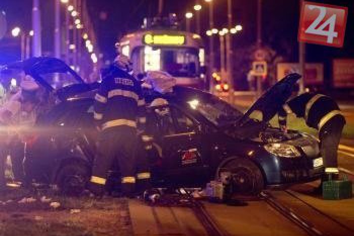 Ilustračný obrázok k článku FOTO z rušnej noci na Ružinovskej ulici: Zrazilo sa tam osobné auto s električkou!
