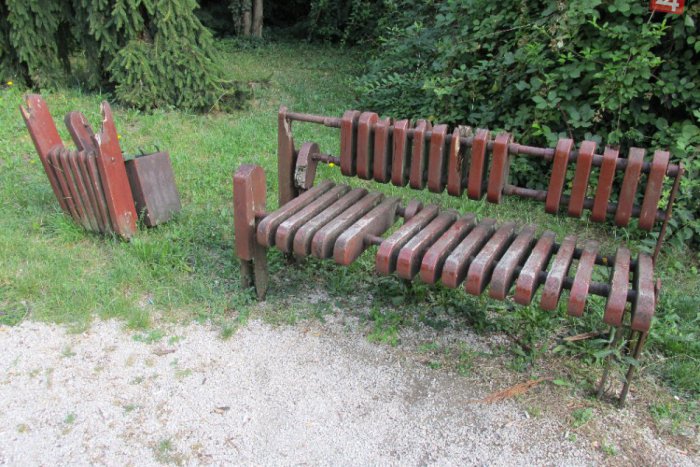 Ilustračný obrázok k článku Žalostný stav parku v Moravciach: Bordel, posprejované múry aj zničené lavičky!