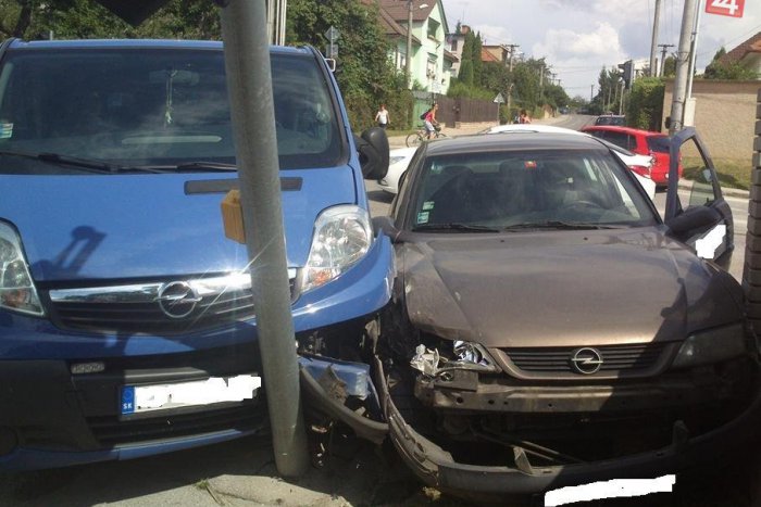 Ilustračný obrázok k článku Ďalšia dopravná nehoda na Košickej: Autá zdemolovali semafor