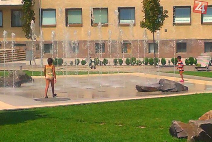 Ilustračný obrázok k článku Rozpálené žiarske námestie: Šampónovanie Rómov vo fontáne držia mestskí zatiaľ na uzde