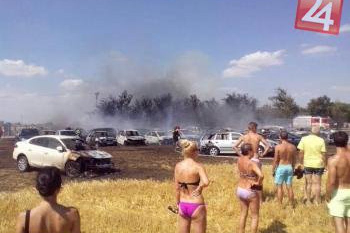 Ilustračný obrázok k článku Katastrofa neďaleko kúpaliska: Oheň na poli zachvátil desiatky áut!