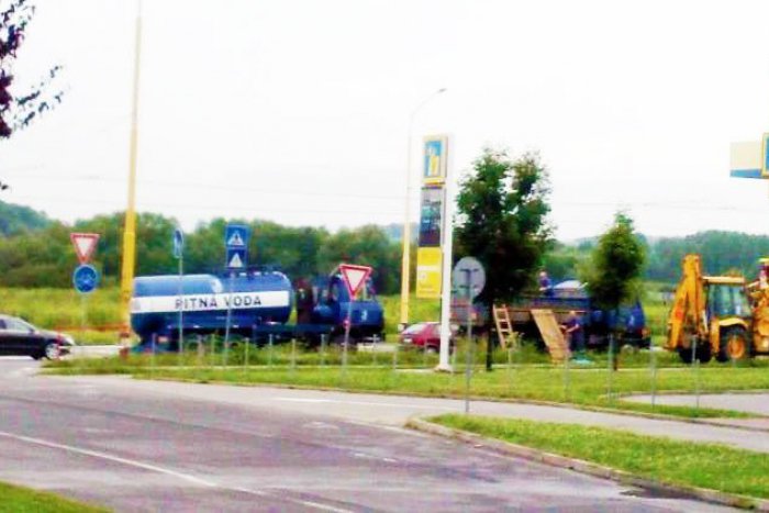 Ilustračný obrázok k článku Na Sekčove prasklo potrubie: Bez vody sú domácnosti aj obchodné centrum