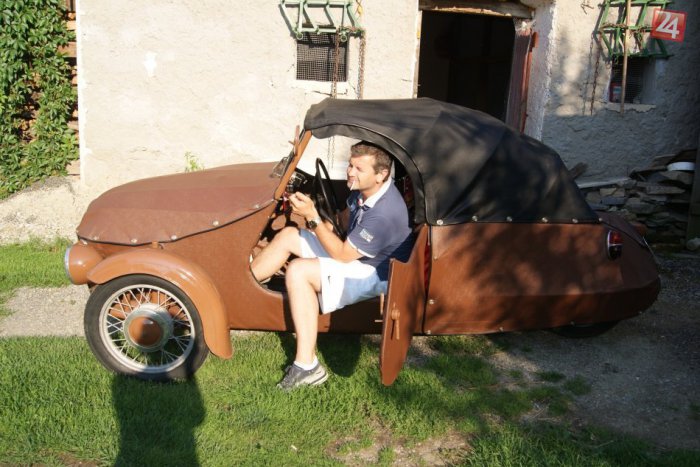 Ilustračný obrázok k článku Miloš si splnil svoj detský sen: V garáži má kuriózne autíčko z Vrchní, prchni!