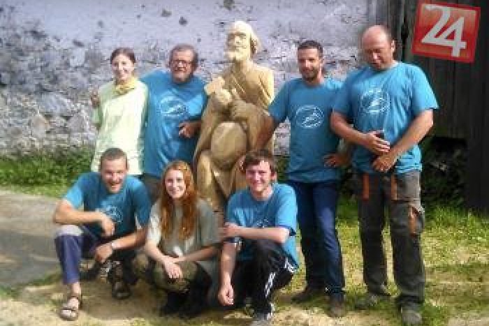 Ilustračný obrázok k článku Anjel, ryba, kukučka: V Babinej zbúrajú starý dedinský dom, miesto neho tam budú veľkorozmerné sochy