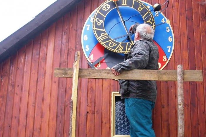 Ilustračný obrázok k článku Nevšedný stroj času: Rodinný orloj konštruoval dlhých dvadsať rokov