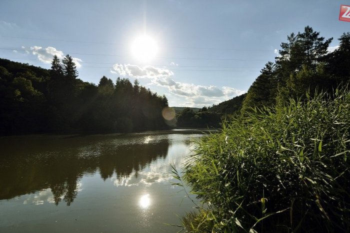 Ilustračný obrázok k článku Po skoku do vody sa stratil pod hladinou: V rybníku vyhasol život mladého chlapca (†20)