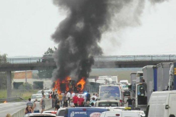 Ilustračný obrázok k článku AKTUALIZOVANÉ: Nehoda na diaľnici D1 smerom do Bratislavy, zhorel tam kamión!