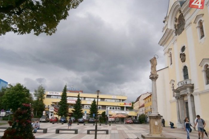 Ilustračný obrázok k článku Pľuvance a nadávky pred kostolom: Takto vyvádzala Matilda (59) kvôli peniazom