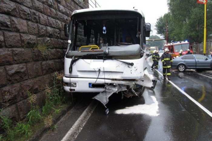 Ilustračný obrázok k článku Cestné nešťastie OBRAZOM: Autobus na ceste z Revúcej do Bystrice sa zrazil s autom!