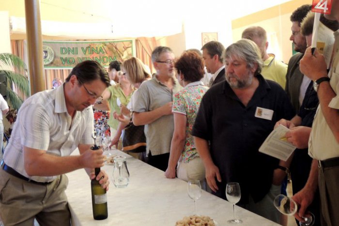 Ilustračný obrázok k článku Ochutnávka chutných pokladov: Vo Vinnom hostili vyše 150 druhov vín