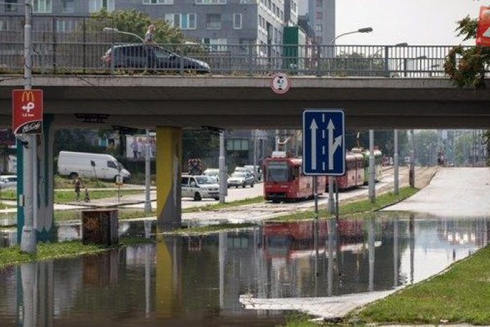Ilustračný obrázok k článku Vyčíňanie búrky v uliciach Bratislavy: Zaplavené podjazdy skomplikovali dopravu v meste