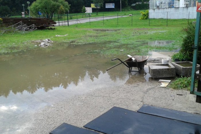 Ilustračný obrázok k článku Poriadny dážď narobil škody aj TU: Pozrite si foto z breznianskeho štadióna
