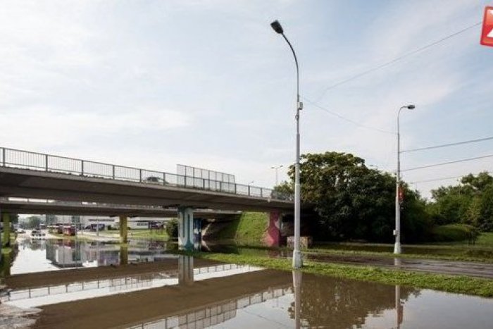 Ilustračný obrázok k článku Dôsledky ničivej búrky v uliciach Bratislavy: Škody podľa poisťovní dosahujú státisíce eur!