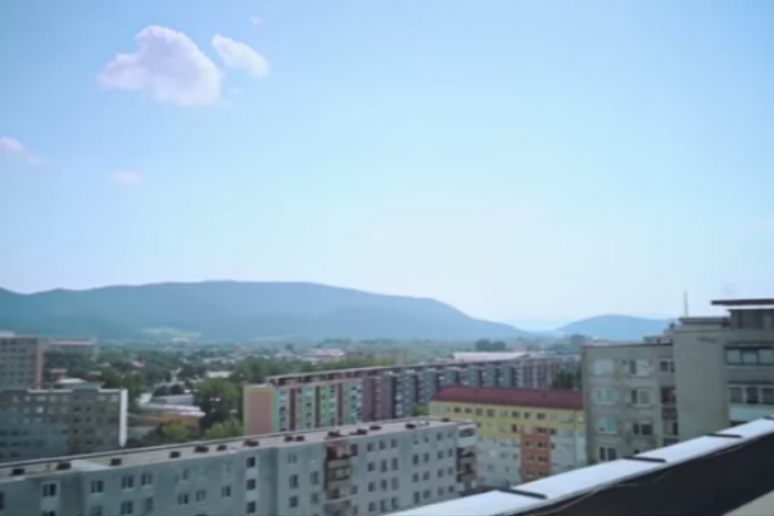 Ilustračný obrázok k článku Čo robila partia mladých na streche 13-poschodovej bytovky v Humennom? VIDEO!